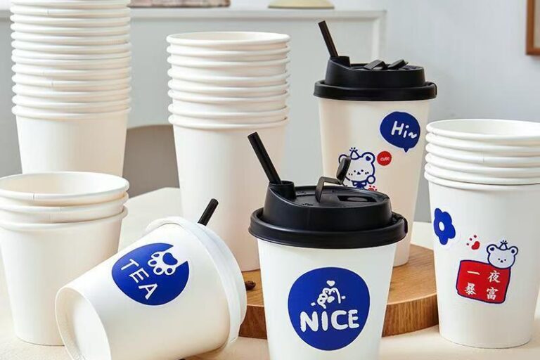 Single wall paper coffee cups with lids for takeaway hot drinks