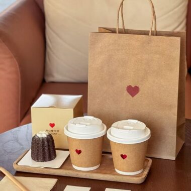 Heart pattern kraft paper coffee cups for takeaway and café drinks
