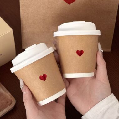 Heart pattern kraft paper coffee cups for takeaway and café drinks