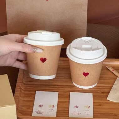 Heart pattern kraft paper coffee cups for takeaway and café drinks