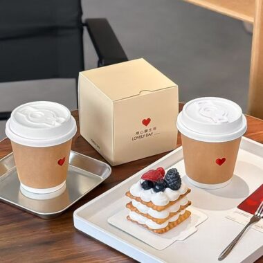 Heart pattern kraft paper coffee cups for takeaway and café drinks