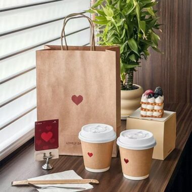 Heart pattern kraft paper coffee cups for takeaway and café drinks