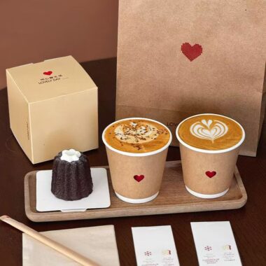 Heart pattern kraft paper coffee cups for takeaway and café drinks