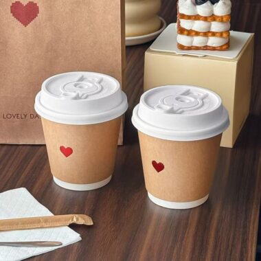 Heart pattern kraft paper coffee cups for takeaway and café drinks