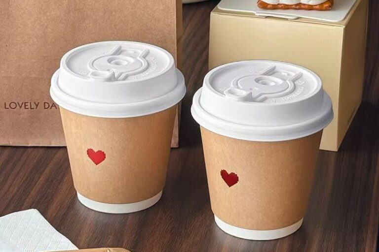 Heart pattern kraft paper coffee cups for takeaway and café drinks