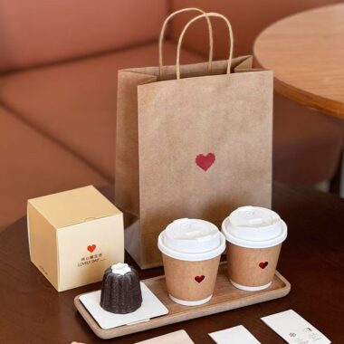 Heart pattern kraft paper coffee cups for takeaway and café drinks
