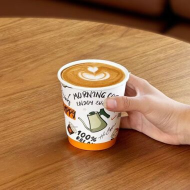 High quality disposable paper coffee cups with lids for takeaway drinks