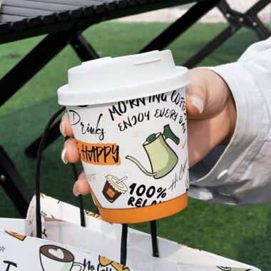 High quality disposable paper coffee cups with lids for takeaway drinks