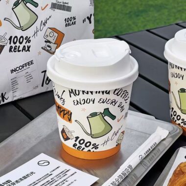 High quality disposable paper coffee cups with lids for takeaway drinks