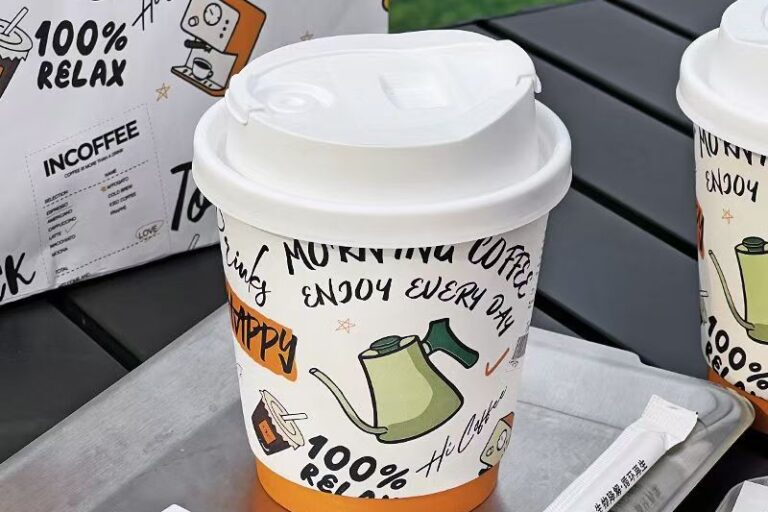 High quality disposable paper coffee cups with lids for takeaway drinks