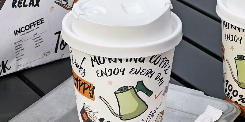 High quality disposable paper coffee cups with lids for takeaway drinks