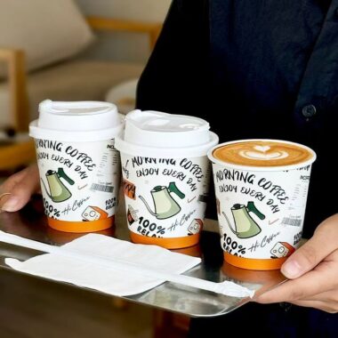 High quality disposable paper coffee cups with lids for takeaway drinks
