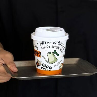 High quality disposable paper coffee cups with lids for takeaway drinks
