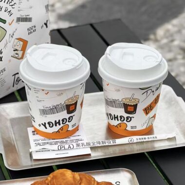 High quality disposable paper coffee cups with lids for takeaway drinks