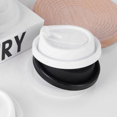Multifunctional disposable plastic cup lid for coffee and milk tea