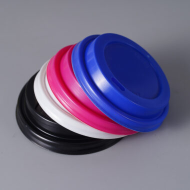 Universal plastic lid for paper and plastic cups