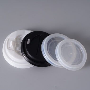 Universal plastic lid for paper and plastic cups