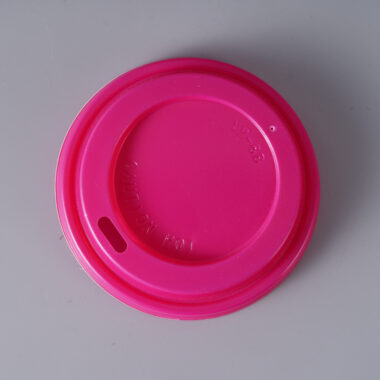 Universal plastic lid for paper and plastic cups